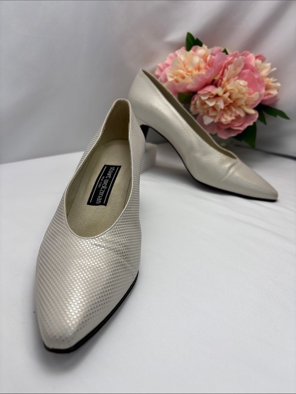 Stuart Weitzman Women’s 8.5 Pearl-Textured Pointed Toe Mid Heel Pumps #434